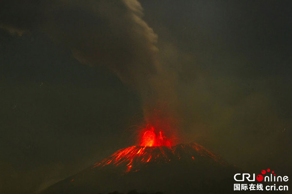 　　当地时间2014年9月13日，印尼中爪哇省勿里碧县士拉末火山喷出熔岩。因士拉末火山喷发有可能会加强，当地政府已建议村民撤离到距火山四公里外的地方。　图片来源：CFP