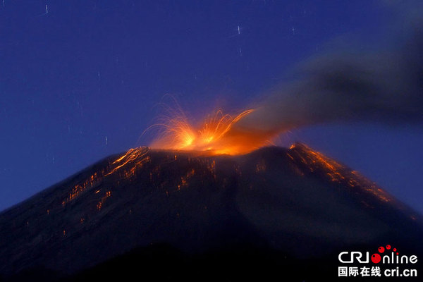 　　当地时间2014年9月13日，印尼中爪哇省勿里碧县士拉末火山喷出熔岩。因士拉末火山喷发有可能会加强，当地政府已建议村民撤离到距火山四公里外的地方。　图片来源：CFP