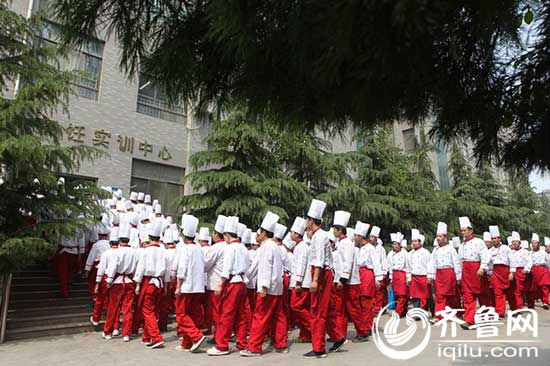 山东蓝翔办学的最大特色，把“工厂”搬进学校。蓝翔“盯着市场办教育”，创新实行“把工厂搬进学校”，为学生配备充足先进的实习设备。