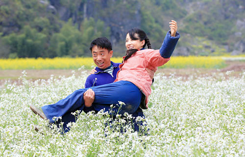 油菜花香卫视开播范雷携颜丹晨忆真情