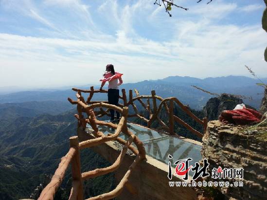 白石山悬空玻璃栈道