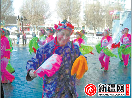 闫海升（中）在秧歌队跳舞