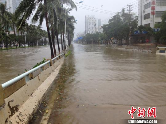 海口市龙昆沟水满溢出，龙昆北路被淹。　王子谦摄