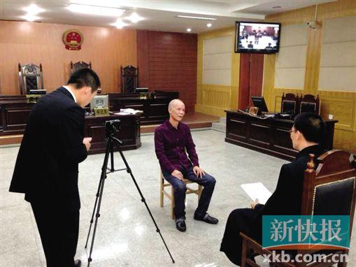 ■法官正在给徐辉做心理疏导。通讯员供图