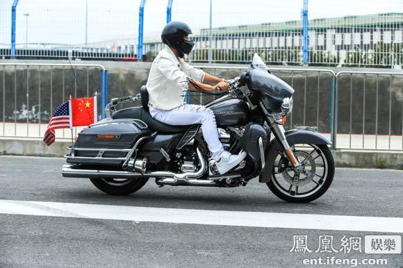 柯有伦《 巅峰拍挡 》暗示周董已婚 祝其早日生
