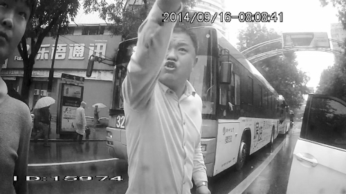 外地车辆郑州逆行闯禁行 交警拦车执法被踹倒