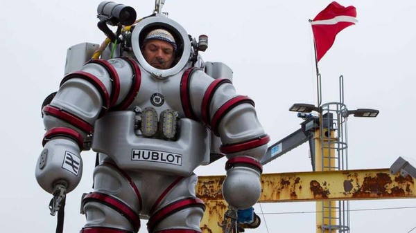 希腊考古学家潜入深海寻宝 潜水服价值超百万