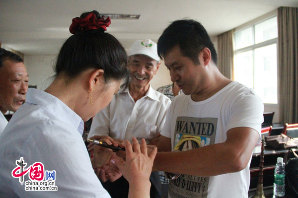 川音教授张放手把手教女弟子吹唢呐