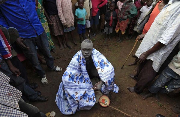 实拍肯尼亚男孩割礼前准备:身体涂泥 牛肉当衣(组图)