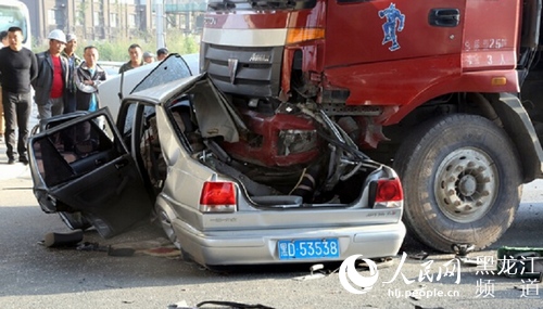 哈尔滨市翻斗车与捷达轿车相撞 2人不幸遇难