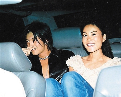 财经滚动新闻 > 正文   王菲和谢霆锋11年后复合?