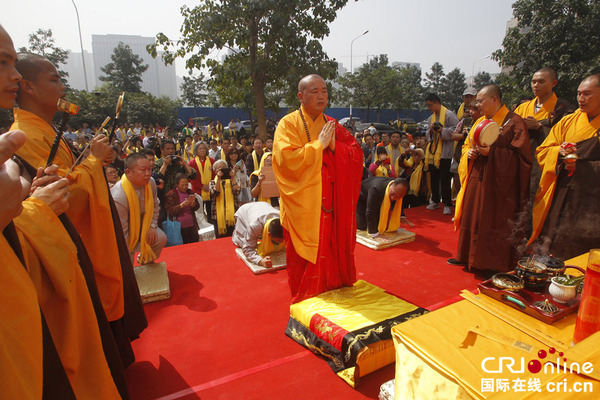 2014年9月20日，郑州，释永信在都市禅堂揭牌仪式上举行法事活动。图片来源:鸭舌/CFP