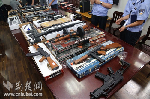 武汉警方破获一网络贩枪案 收缴各类气枪仿真