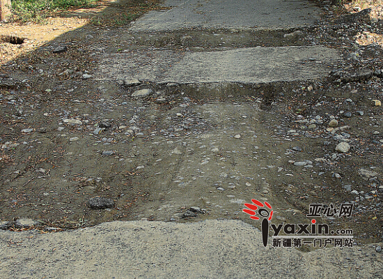 该路段绿化带旁人行道的坑还未修补。亚心网记者 豆兴军 摄