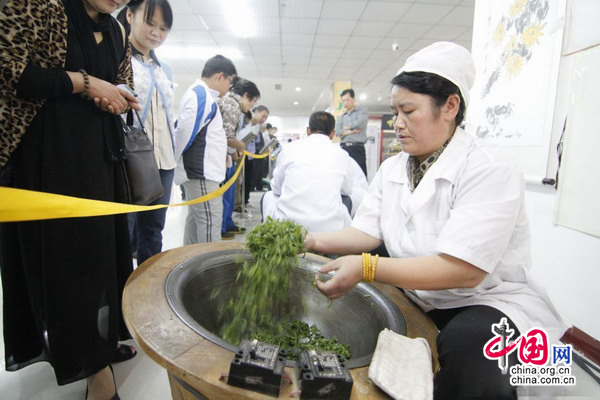 炒茶能手对茶叶进行烘干。