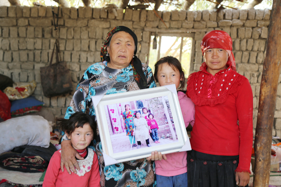 近日，帕塔木汗·阿不拉收到了新疆青色王府影视文化传媒公司送来的全家福。