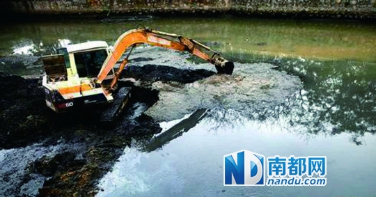 西乡河整治工程正在河道清淤。