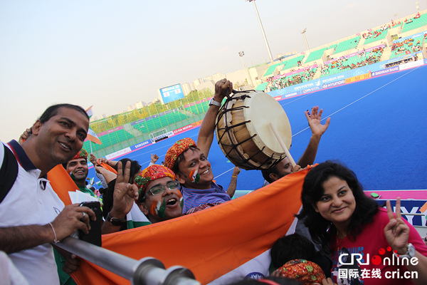 曲棍球赛场上印巴拉拉队 大战 忙坏韩国警察(高