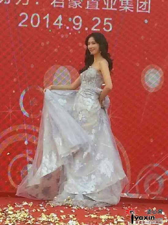 “亚洲女神”林志玲助阵君豪海宁皮革城签约发布会。