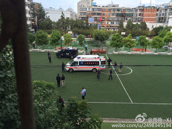 国际在线消息：据中国之声微博消息，今天下午，昆明明通小学发生踩踏事件，有网友爆料：看到有小孩被送上救护车。