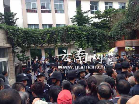 事故现场记者吴杰摄