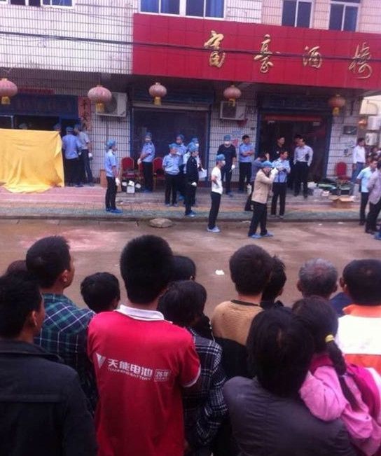 事发现场群众在观看(网友供图)