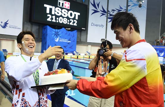 仁川亚运会:孙杨到场边给朴泰桓送生日蛋糕|孙
