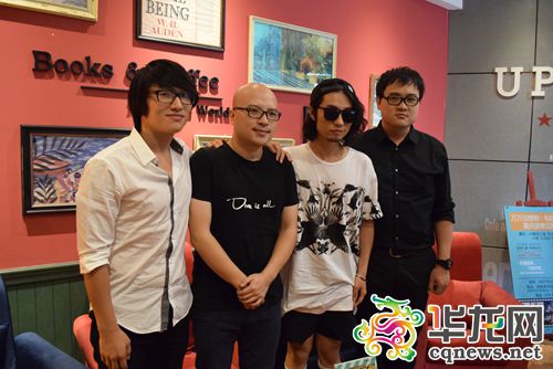 《万万没想到》众主创今天来重庆举办签售会。 通讯员 张家文 摄