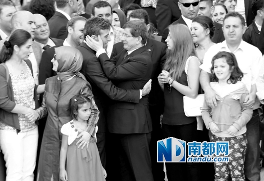 人质获释被视为埃尔多安政府的巨大政绩，为此埃尔多安亲自前往迎接获释者。