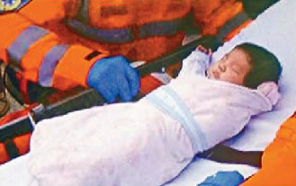 一名获救的婴儿。香港《星岛日报》图