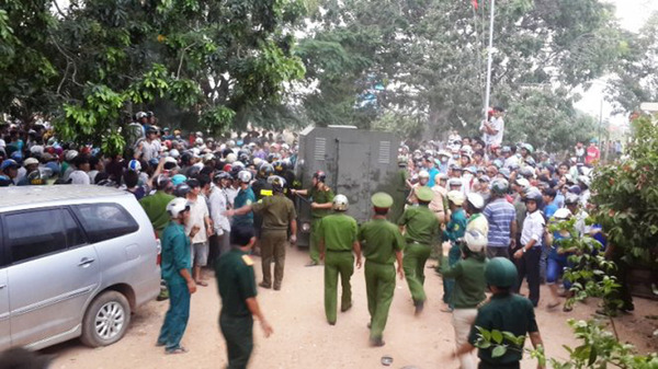 越南警方试图驱散人群。