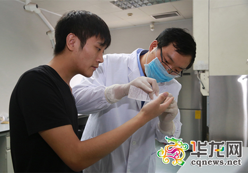 民警为王奎采集血液,以便寻找亲生父母市公安局刑警总队供图华龙网发