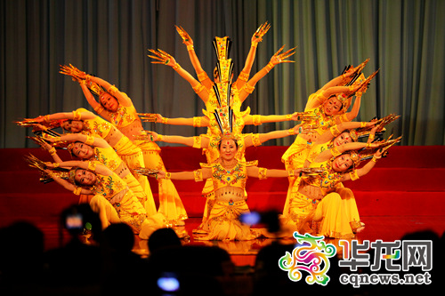 老年朋友表演起《千手观音》来丝毫不逊年轻人。 首席记者 罗嘉 摄