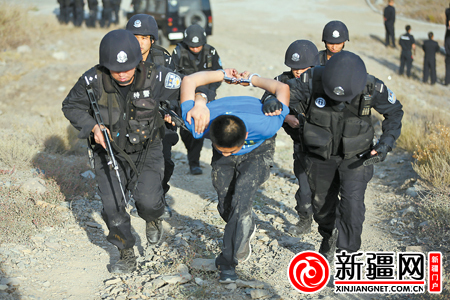 图为特警翻入“暴恐分子”藏匿的院落。