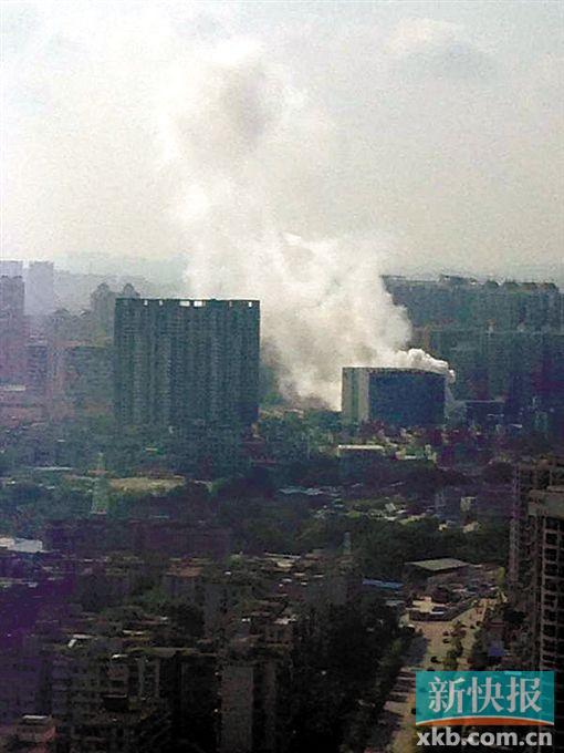 ■黄磷自燃产生的烟雾在数公里外都能看到。报料人供图