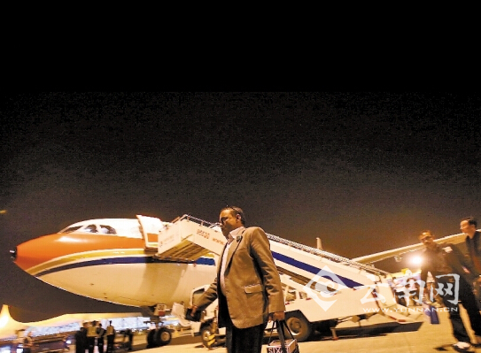 东航首架A33E飞机降落昆明长水机场 黄兴能/摄