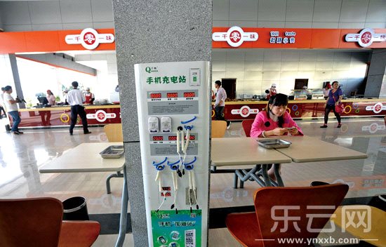 在程家坝服务区,可免费给手机充电。摄影:李进红