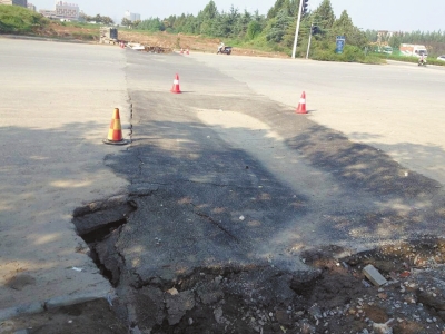 郑州西四环附近挖沟铺设管道 4条平行道路均塌