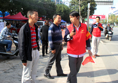 湖北义工国庆长假期间上马路劝导文明交通(图