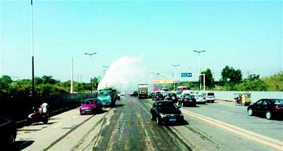 挖掘机挖爆水管 师傅你哪里毕业的?|车流量|成