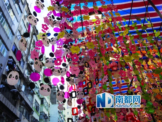 《西洋菜街》红姑的关注点不是沿路的电器铺,而是这些出以红白蓝胶袋为灵感的装饰品。她说:“红白蓝胶袋很代表香港某个年代,通过红白蓝胶袋做出一些很有创意的艺术装置和设计,富有时代感。”
