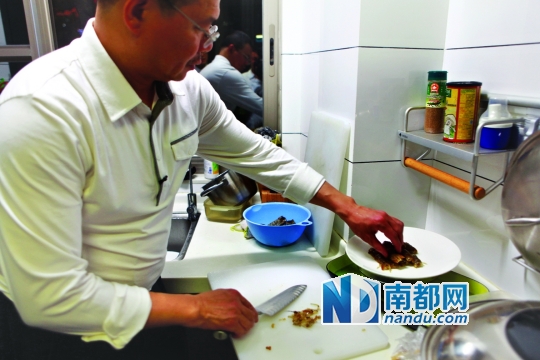 张新民老师制作生腌濑尿虾。