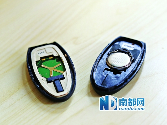 ⒊拆开后看到钥匙内部。