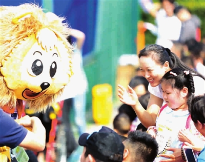 场内激战酣 场外互动热|球迷|舍甫琴科