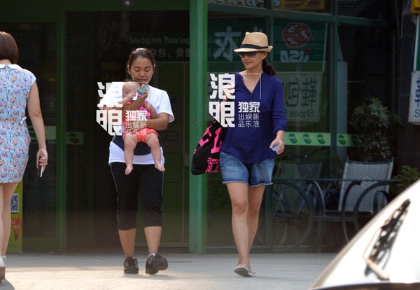 马雅舒怀二胎 衣着宽松挺孕肚带混血女儿逛超