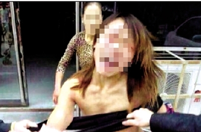 疑似小三遭当街扒衣群殴 4女子被警方立案(图)|微博|转发_凤凰资讯