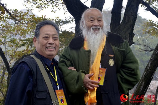 游客和102岁高寿的“通天道长”合影