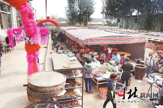 热闹的农村婚礼背后，也许就有沉重的彩礼负担。 霍艳恩摄