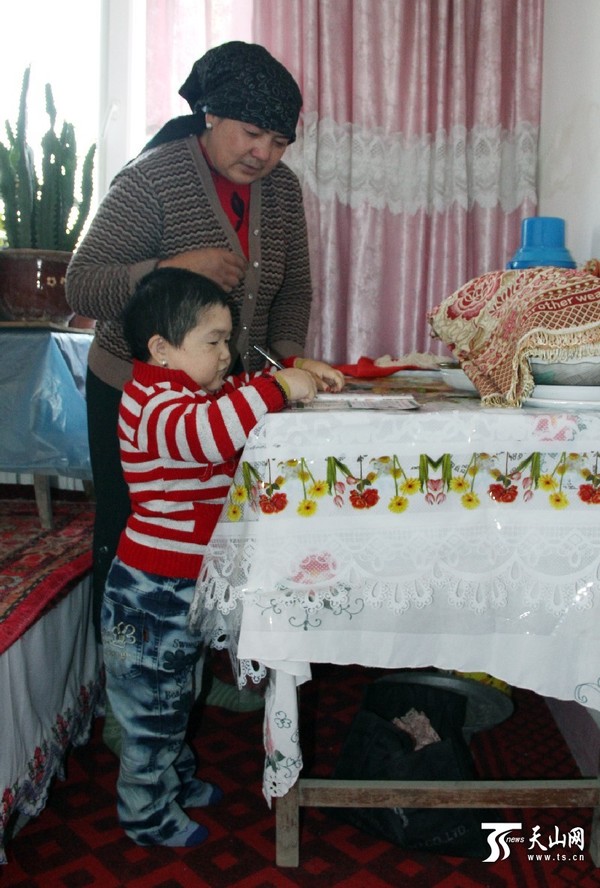 阿瓦提汗在教女儿写字。