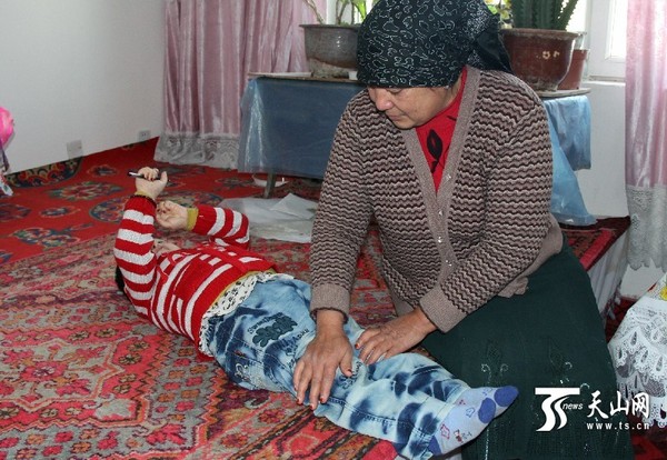 阿瓦提汗在给女儿按摩。